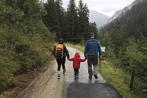 Familie beim Wanderurlaub in Großarl