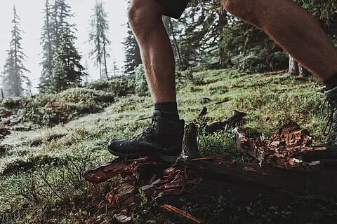 Mit Wanderschuhen im freien Gelände auf der Alm unterwegs